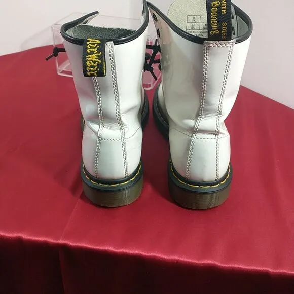 Dr. Doc Martens 1460 Womens Size 10 White Patent Leather 8 Eyelet Combat Boots.