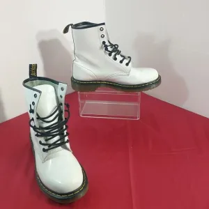Dr. Doc Martens 1460 Womens Size 10 White Patent Leather 8 Eyelet Combat Boots.