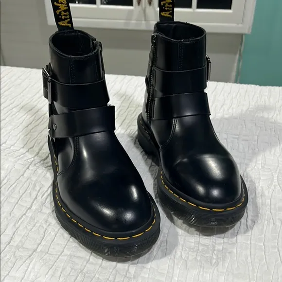 Dr.Martens Jaimes Leather Harness Chelsea Boot Black Leather Boots unisex