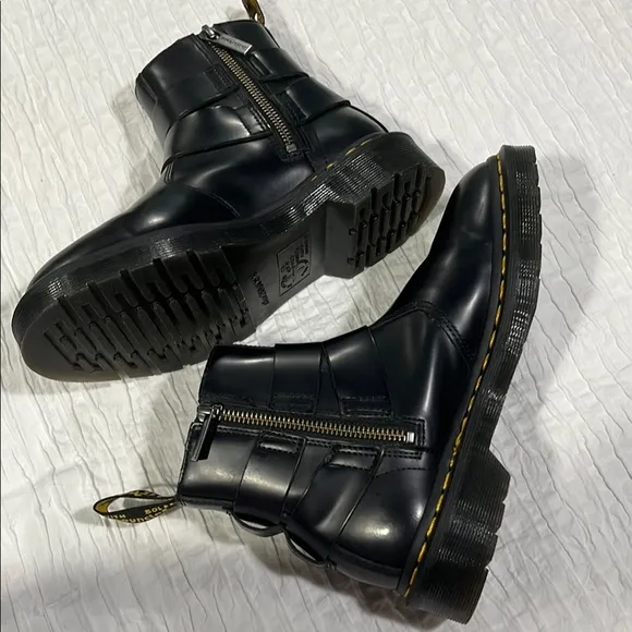 Dr.Martens Jaimes Leather Harness Chelsea Boot Black Leather Boots unisex