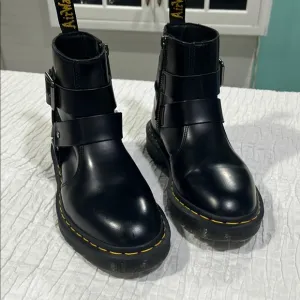 Dr.Martens Jaimes Leather Harness Chelsea Boot Black Leather Boots unisex