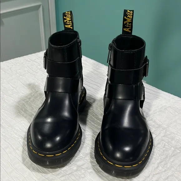Dr.Martens Jaimes Leather Harness Chelsea Boot Black Leather Boots unisex
