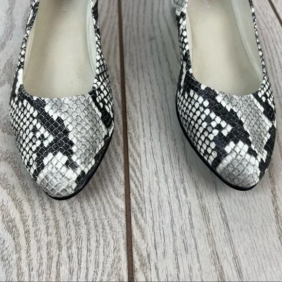 Easy Spirit Abelle Leather Almond Toe Low Wedges 6.5M Black &amp; White Snake Python