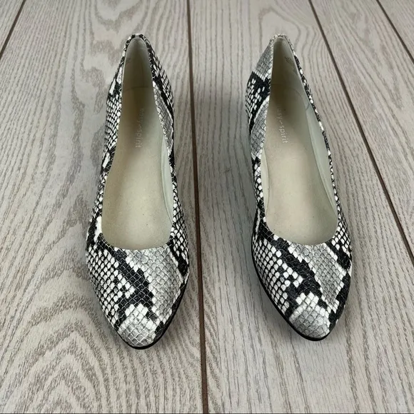 Easy Spirit Abelle Leather Almond Toe Low Wedges 6.5M Black &amp; White Snake Python