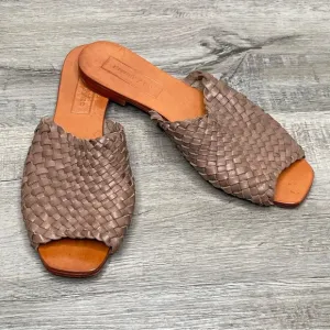 Either/Or Leather Sandals in Taupe Size 9