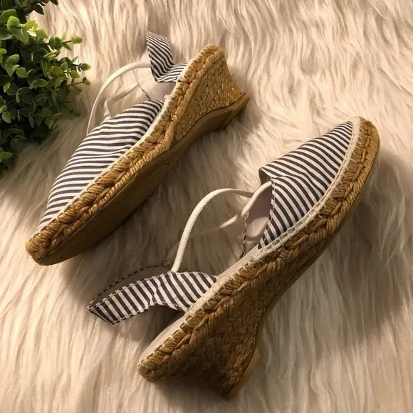 ERIC MICHAEL Sz 38 Navy/Cream Striped Espadrilles