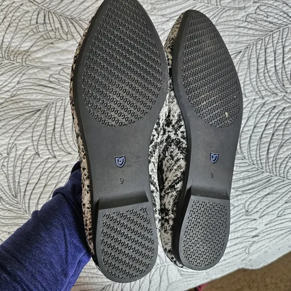 EUC Rothy’s White Python Snake Almond Loafers Flats Black Size 9