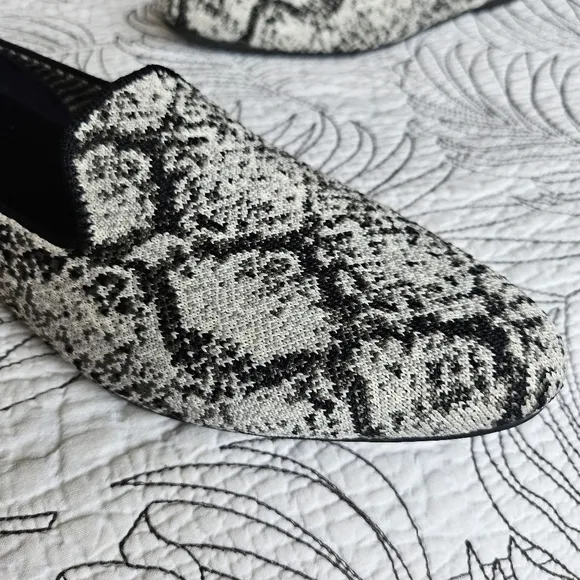 EUC Rothy’s White Python Snake Almond Loafers Flats Black Size 9