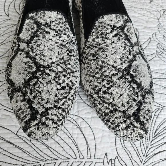 EUC Rothy’s White Python Snake Almond Loafers Flats Black Size 9