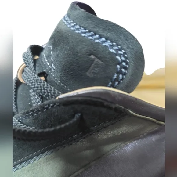 EUC Tod’s Womens Suede Sneakers