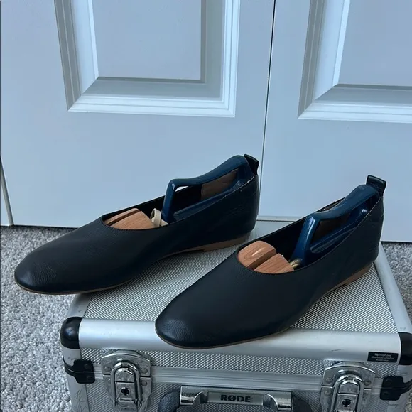 Everlane Elegant Black Leather Women's Flats. The Day Glove.