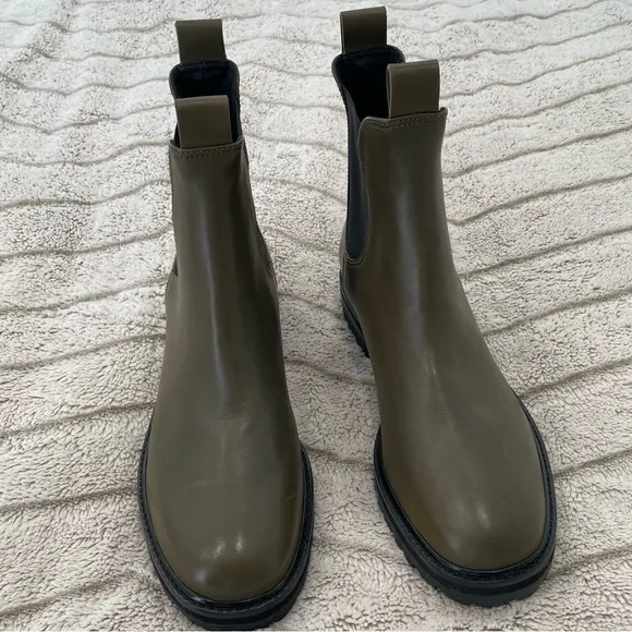 Everlane The Lug Chelsea Boot in Beech