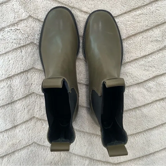 Everlane The Lug Chelsea Boot in Beech