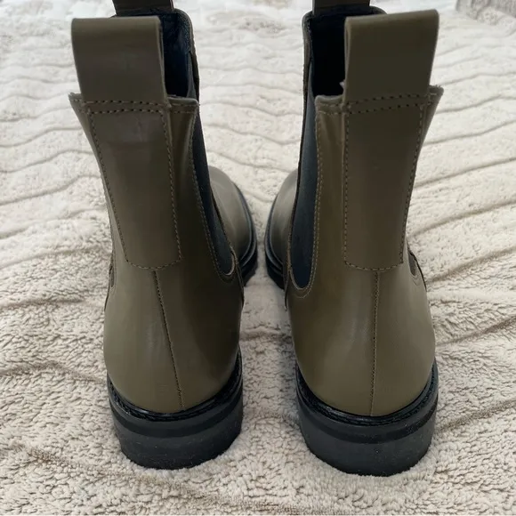Everlane The Lug Chelsea Boot in Beech