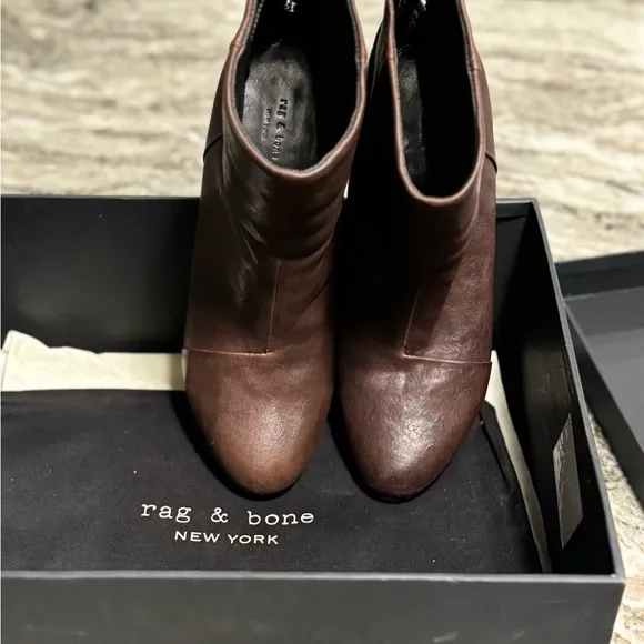 Excellent Condition -‎ Rag &amp; Bone Classic Newbury ankle boot - celeb favorite!⭐️