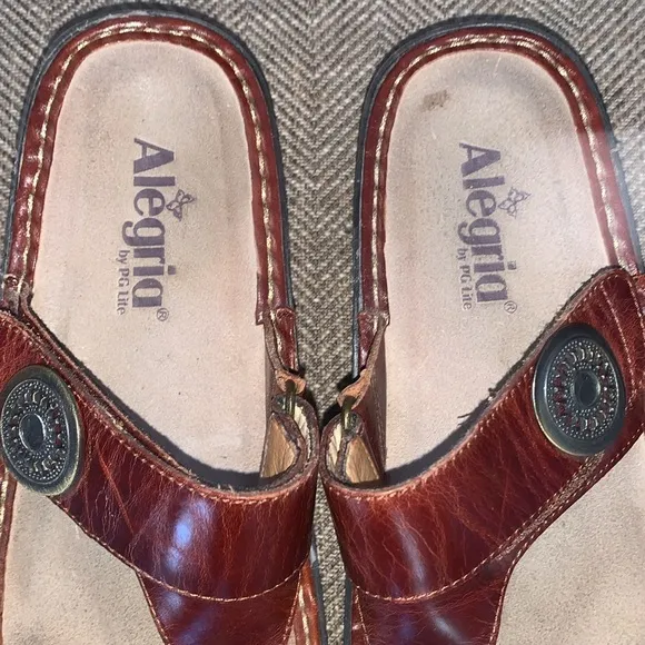 Excellent Preowned Condition Alegria Sandals Leather upper Size 38. Very Cute.