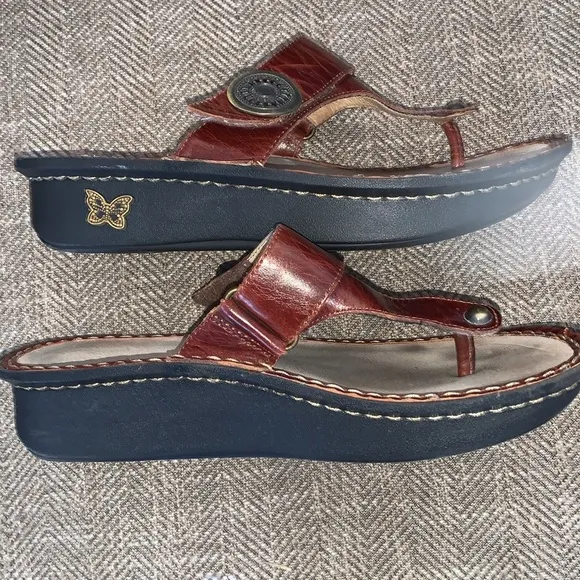 Excellent Preowned Condition Alegria Sandals Leather upper Size 38. Very Cute.