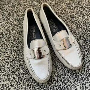 Ferragamo Silver Driving Loafers Metallic Vintage Designer Luxury Women’s 5.5 -J