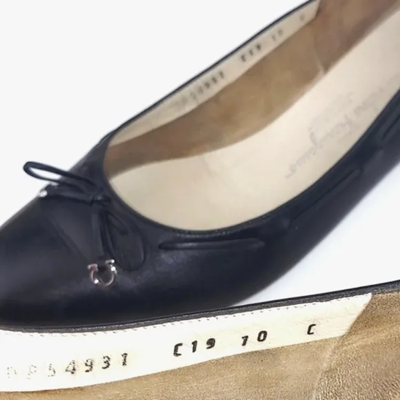 Ferragamo Wide Logo Bow Tie Black Leather Vintage Ballerina Flats Size 10 C