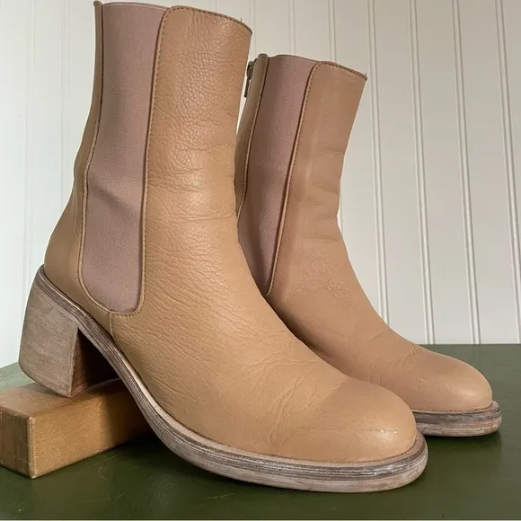 Free People ESSENTIAL CHELSEA Boots in Sandy Beige Leather *Spain*