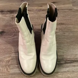 FREE PEOPLE James Chelsea Boots size 40 off white