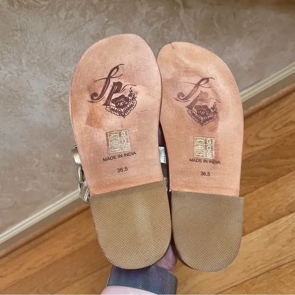 Free people Winding river slip-on flat quilted woven sandals in gold Sz 36.5