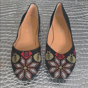 French Sole FS/NY Floral &amp; Bee embroidered tapestry Black suede 39 US 7.5 Shoes