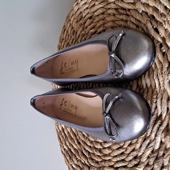 French Soles FS/NY Womens Metallic Silver/Pewter Ballet Flats Front Bow Size 8