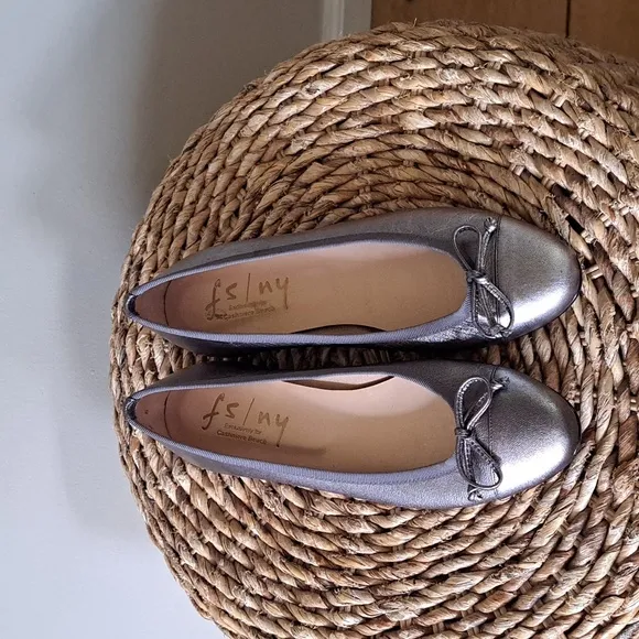 French Soles FS/NY Womens Metallic Silver/Pewter Ballet Flats Front Bow Size 8