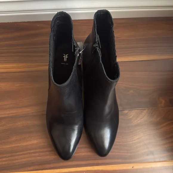 Frye Black Sandra Chelsea Boots size 8.5