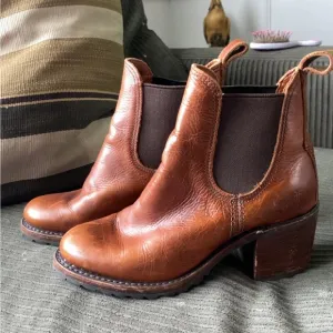 Frye Sabrina Chelsea Boot