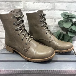 G by Guess Baysic Women’s Gray Lace Up Combat Boots - Size 9M