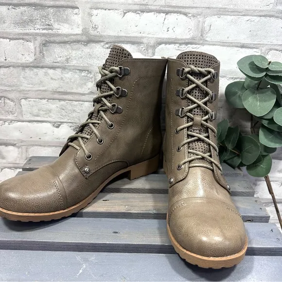 G by Guess Baysic Women’s Gray Lace Up Combat Boots - Size 9M