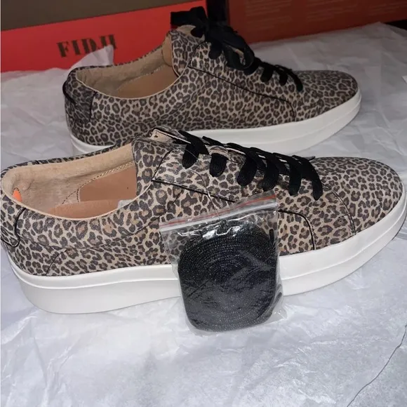 Gentle Souls Animal Print  Rosette Lace Up Sneaker Leather SZ 11 New