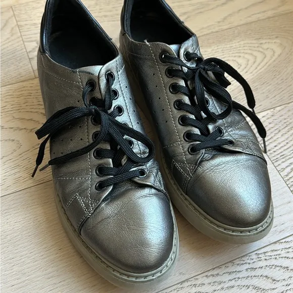 Geox sneakers, size 8.