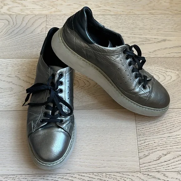 Geox sneakers, size 8.