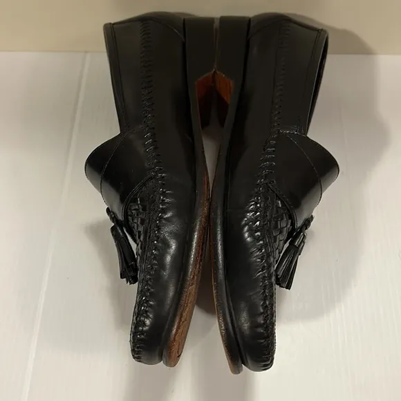 G.H. Bass and Co Black Loafers with Tassels FK8454 size 12M- great condition