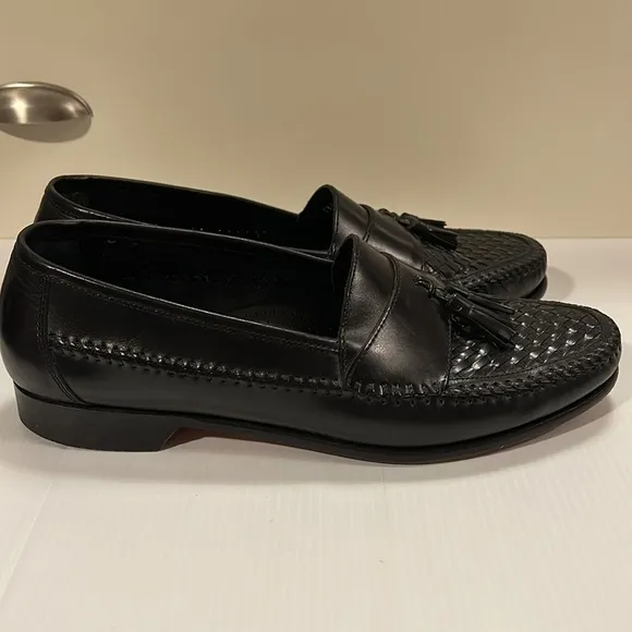 G.H. Bass and Co Black Loafers with Tassels FK8454 size 12M- great condition