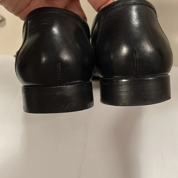 G.H. Bass and Co Black Loafers with Tassels FK8454 size 12M- great condition