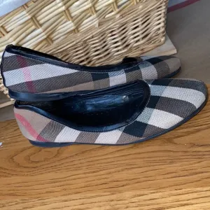 Girls Burberry Nova Check Canvas &amp; Leather Flats EUC! 33 🇬🇧, size 3 🇺🇸