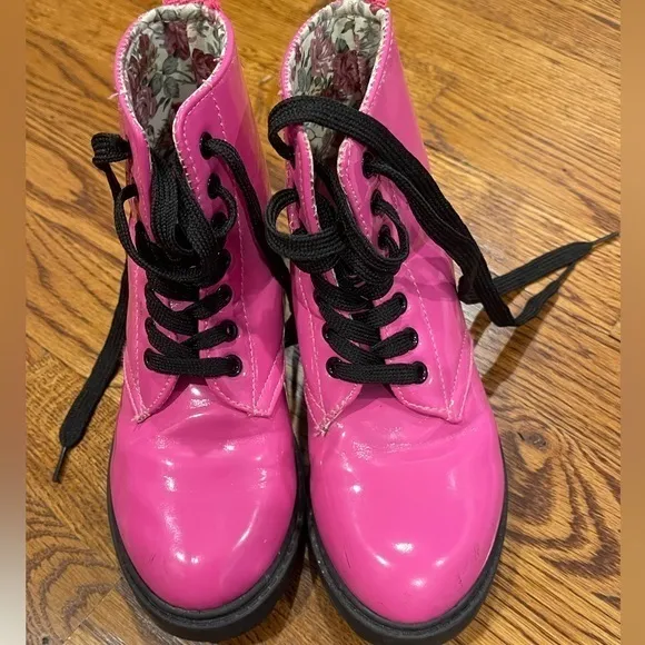 Girls patent leather hot pink‎ combat boots