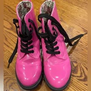 Girls patent leather hot pink‎ combat boots