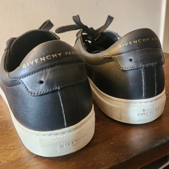 Givenchy | Paris 17 Low Top Sneakers