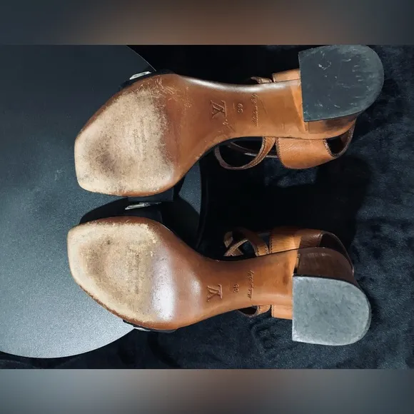 Good U.C.🎀Louis Vuitton sandals.