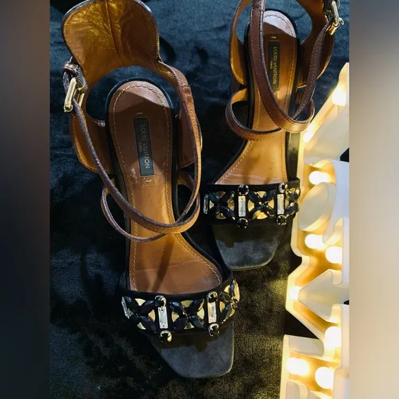 Good U.C.🎀Louis Vuitton sandals.