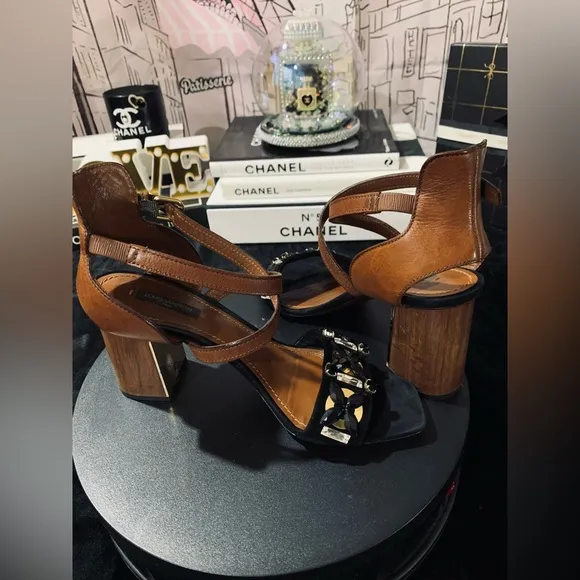 Good U.C.🎀Louis Vuitton sandals.
