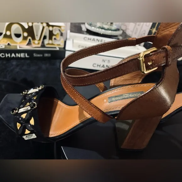 Good U.C.🎀Louis Vuitton sandals.