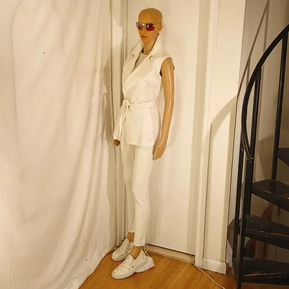 Gorgeous Valentino (Italy) White Leather V Logo Platform Loafer/Sneakers