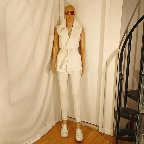Gorgeous Valentino (Italy) White Leather V Logo Platform Loafer/Sneakers
