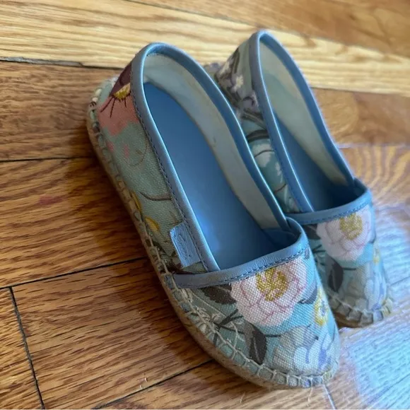 Gucci Blue and White Espadrilles Floral Slip-On